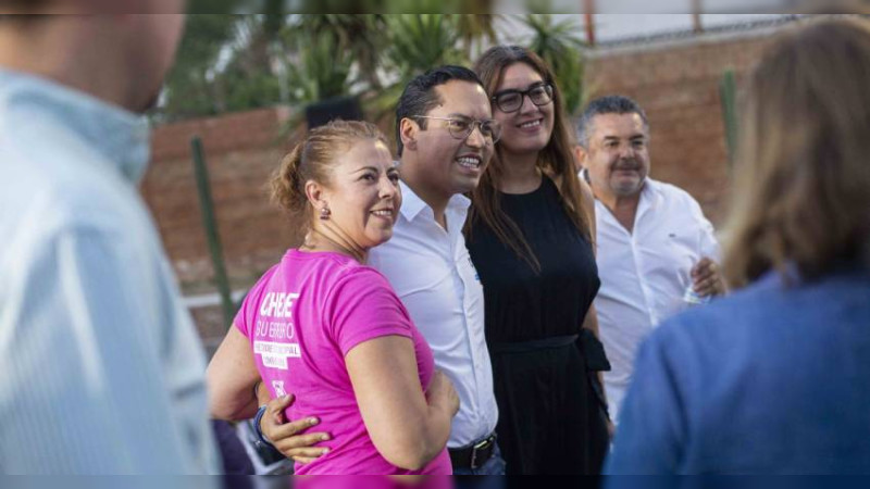 Presenta candidato a alcalde Chepe Guerrero sus propuestas a vecinos de Puerta Real, en Corregidora, Querétaro 