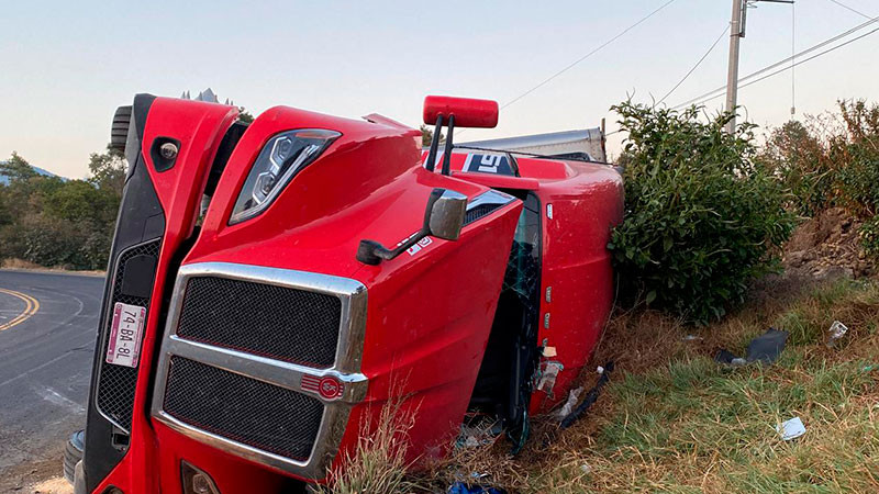 Vuelca tráiler en Uruapan, Michoacán; solo hubo daños materiales 