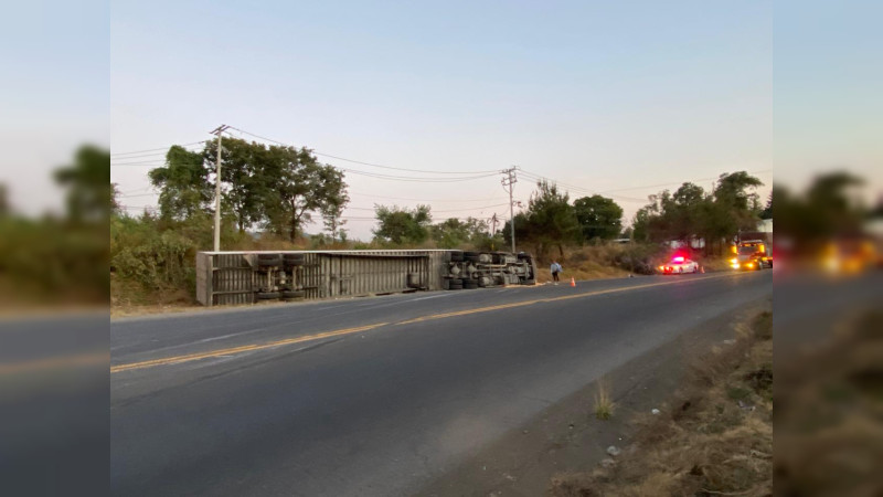 Vuelca tráiler en Uruapan, Michoacán; solo hubo daños materiales 