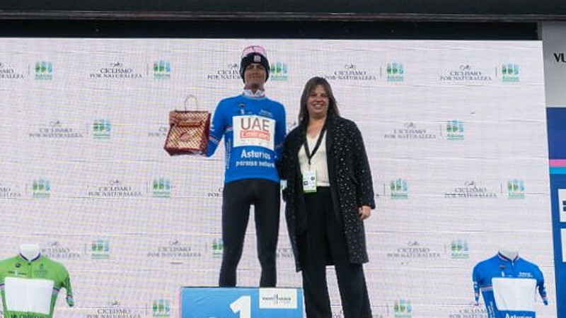 El ciclista mexicano Isaac del Toro se corona en la Vuelta a Asturias 