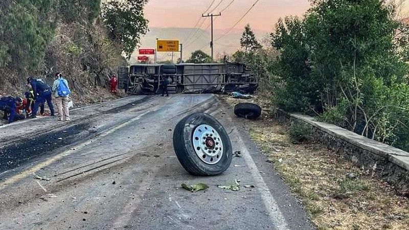 Pierden la vida 14 peregrinos en volcadura de autobús en Malinalco, Estado de México 