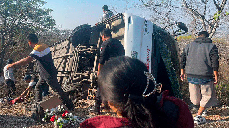 Vuelca autobús de peregrinos en Puebla; hay tres muertos y 10 lesionados 
