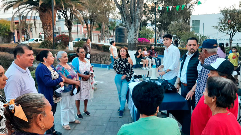 Habitantes de Atapaneo dialogan con el candidato del PES a alcaldía de Morelia, Gilberto Pizarro 
