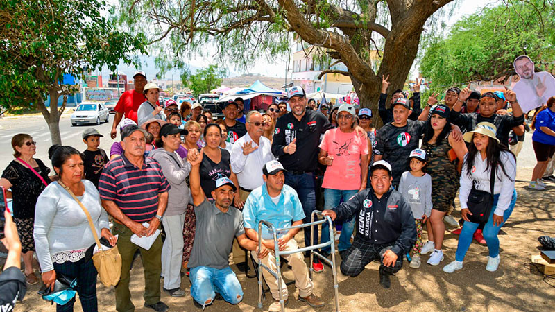 El candidato por alcaldía de Morelia, René Valencia, se acerca a habitantes de Misión del Valle 