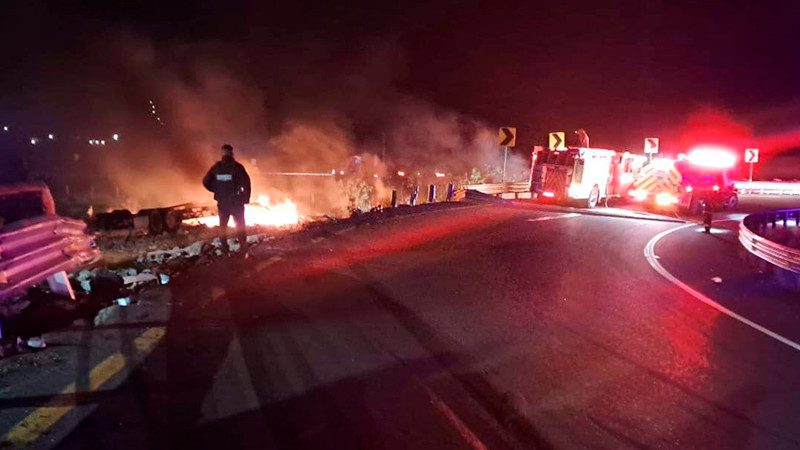 Trailero pierde la vida en incendio al volcarse con su camión en Cuitzeo, Michoacán 