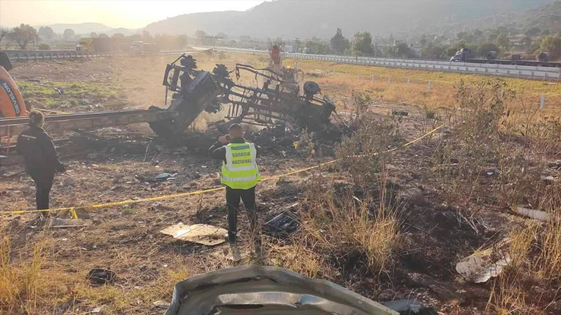 Trailero pierde la vida en incendio al volcarse con su camión en Cuitzeo, Michoacán 