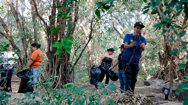 Comprometida con el medio ambiente, Fanny Arreola limpia lago “La Majada” 