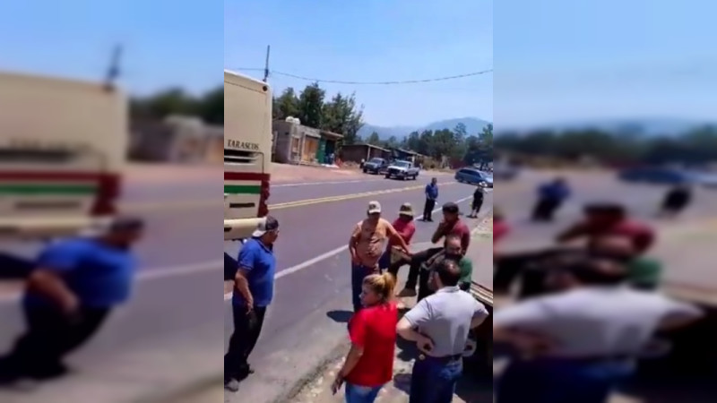 Comuneros bloquean la carretera Uruapan - Los Reyes, Michoacán  