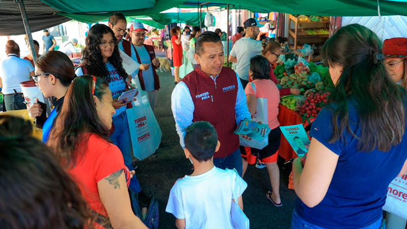 Afianza Torres Piña respaldo de comerciantes en el Mercado Mártires de Uruapan, en Morelia 