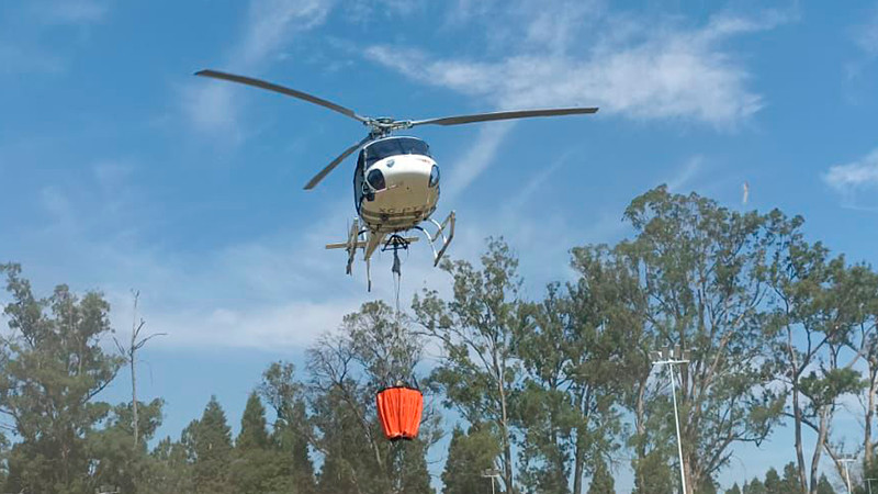 Envían helicóptero con helibalde para combatir incendio forestal en Chilchota