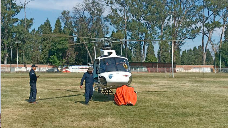 Envían helicóptero con helibalde para combatir incendio forestal en Chilchota