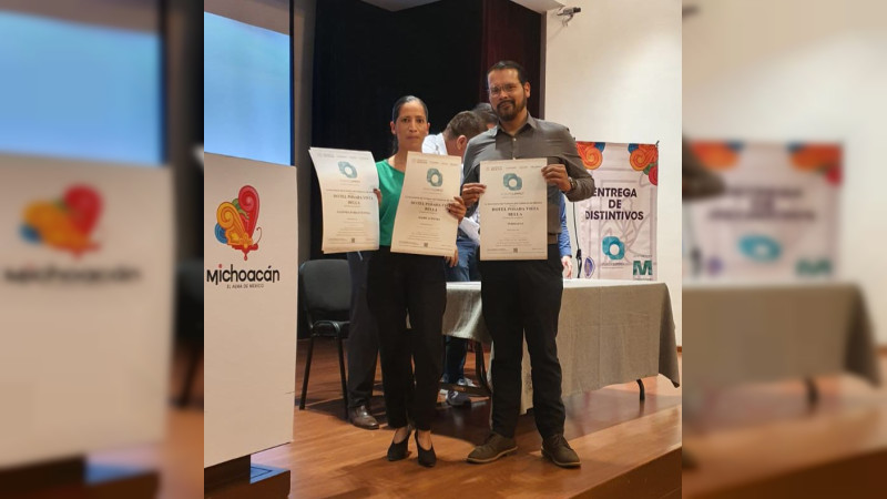  Sectur entrega credenciales de guías de turistas y distintivos de calidad a empresas michoacanas