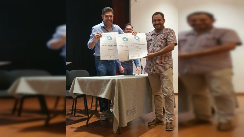  Sectur entrega credenciales de guías de turistas y distintivos de calidad a empresas michoacanas
