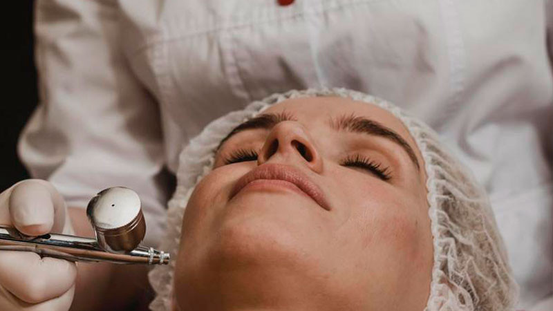 Tres mujeres contrajeron VIH tras someterse a “faciales vampiro” 