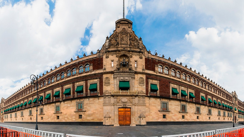 Ante amago de normalistas aumentan cerco de seguridad en Palacio Nacional 
