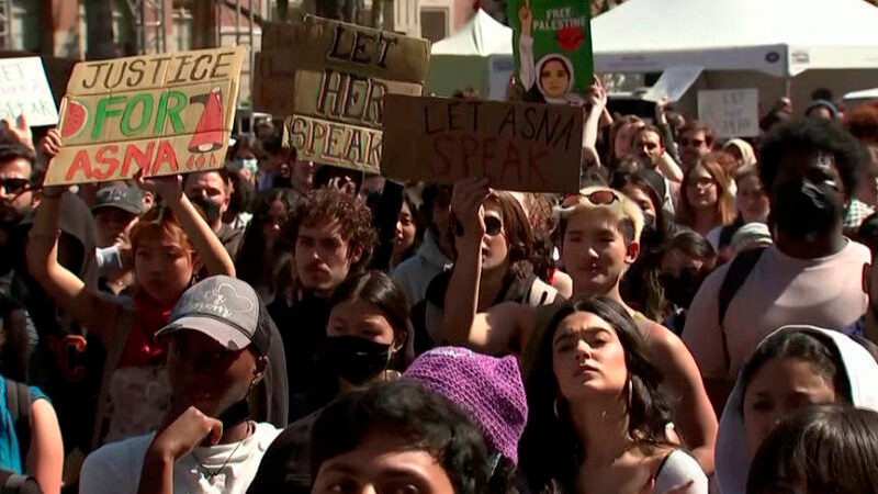 Se enfrentan manifestantes pro Palestina y pro Israel en campus de la UCLA, en EEUU 