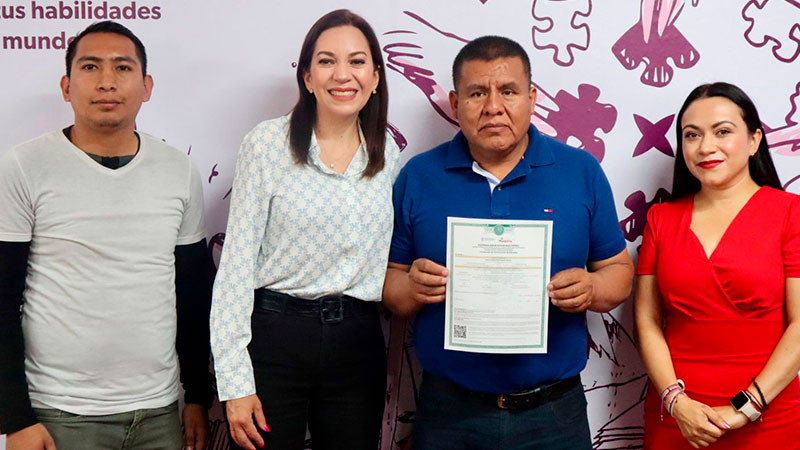A sus 50 años, michoacano concluye su bachillerato y recibe certificado 