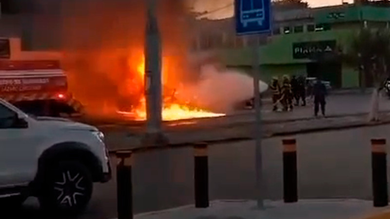 Mujer habría prendido fuego a un vehículo en Lázaro Cárdenas, Michoacán  