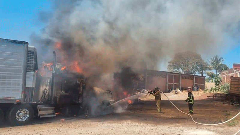 Se incendia caja de tráiler en Tacámbaro, Michoacán  
