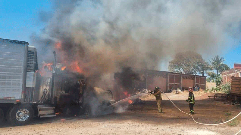 Se incendia caja de tráiler en Tacámbaro, Michoacán  