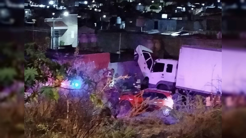 Camión sin frenos destroza tres vehículos en Tarímbaro, Michoacán  