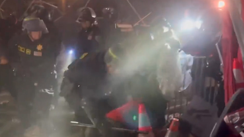 Desmantelan campamento de protestantes pro Palestina en UCLA; hay decenas de detenidos 