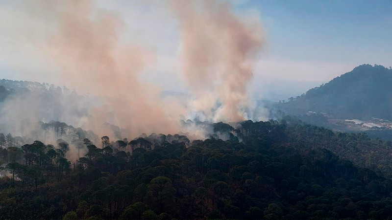 Helicóptero realizará en breve descargas de agua en incendio forestal de Uruapan