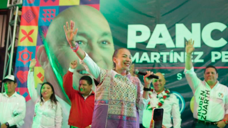 Olga Luz Espinosa acompaña a ‘Pancho’ Martínez en su arranque de campaña  