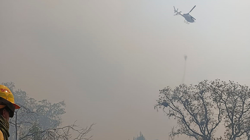 Por aire y tierra logran contener un 80 % el incendio forestal en Uruapan 