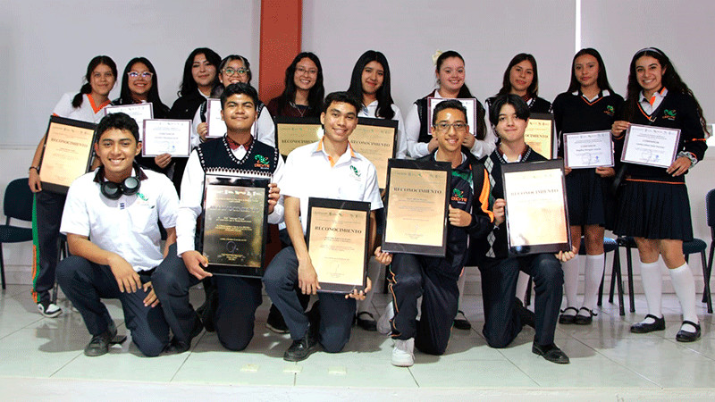 Reconocen a estudiantes del Cecytem por resultados académicos
