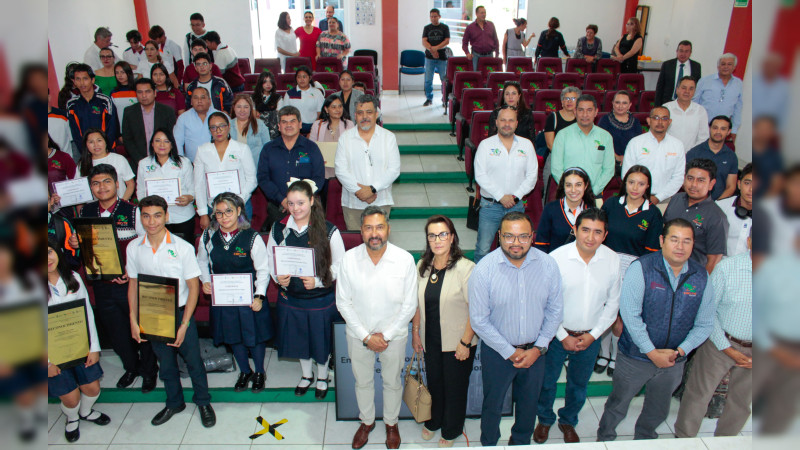 Reconocen a estudiantes del Cecytem por resultados académicos