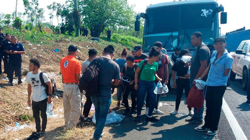 Abandonan a más de 400 migrantes en autopista de Veracruz