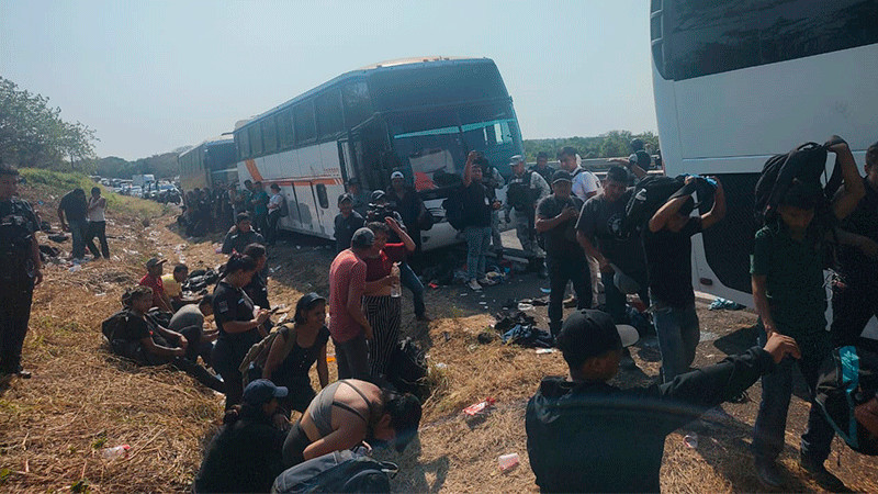 Abandonan a más de 400 migrantes en autopista de Veracruz