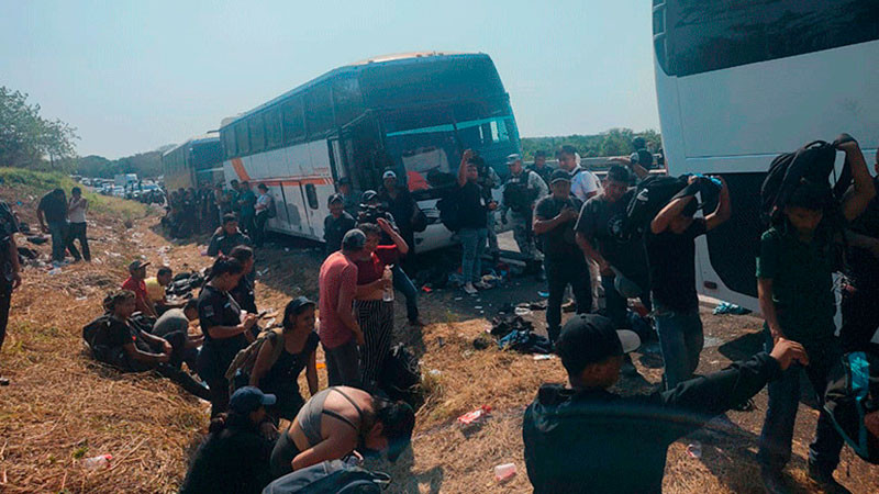 Ecuador reporta 46 migrantes abandonados en autopista de Minatitlán-Acayucán 