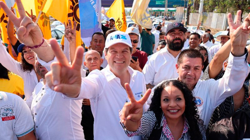 Respaldan 13 organizaciones de taxistas a Alfonso Martínez 