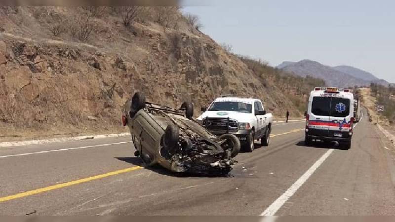 Se registra volcadura vehicular en la autopista Siglo XXI, en Michoacán