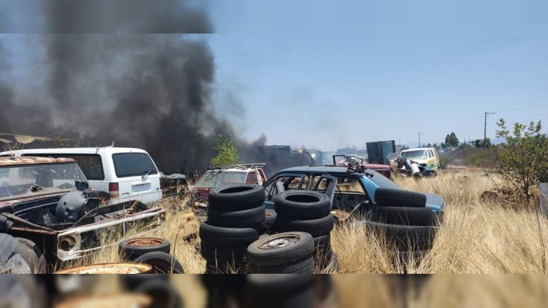 Quema de pastizal se sale de control y alcanza un corralón en Maravatío, Michoacán