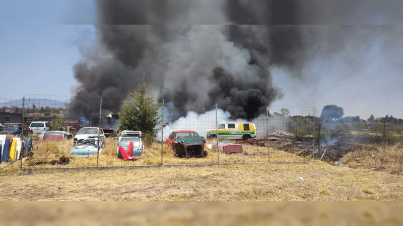 Quema de pastizal se sale de control y alcanza un corralón en Maravatío, Michoacán