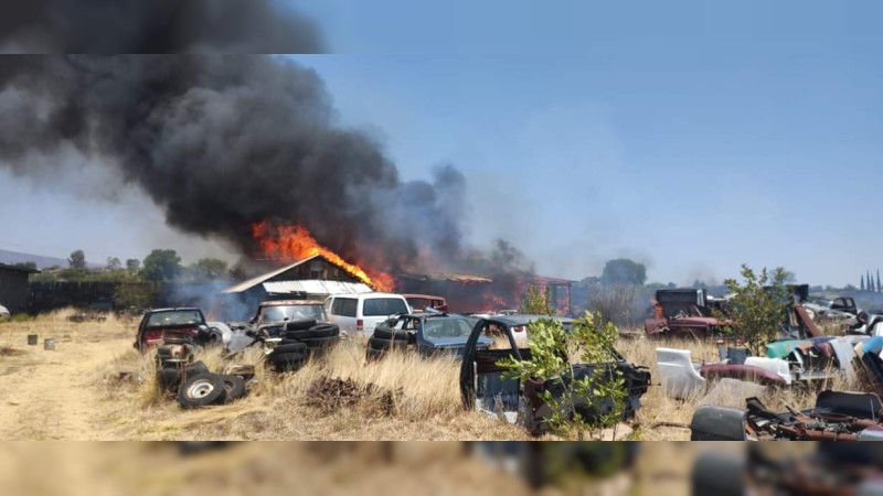 Quema de pastizal se sale de control y alcanza un corralón en Maravatío, Michoacán