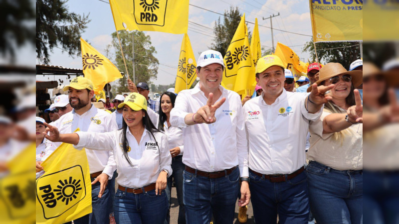 Desfila Alfonso Martínez en Tacícuaro arropado por cientos de personas