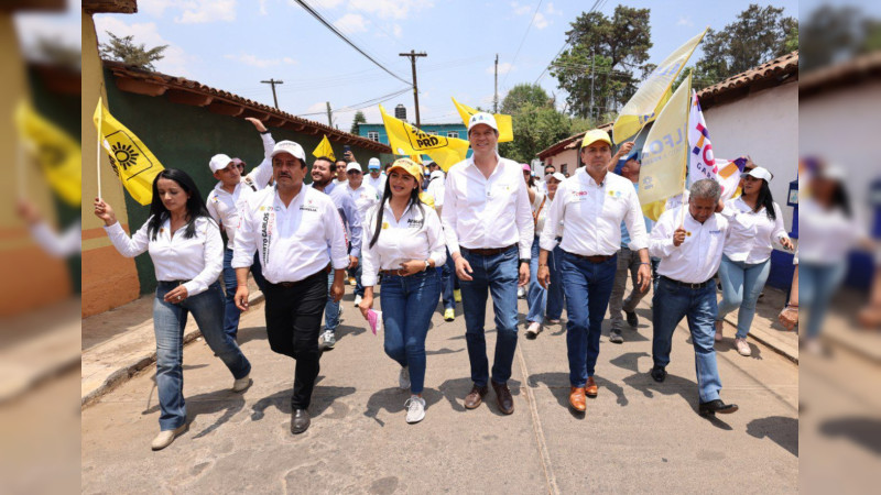 Desfila Alfonso Martínez en Tacícuaro arropado por cientos de personas