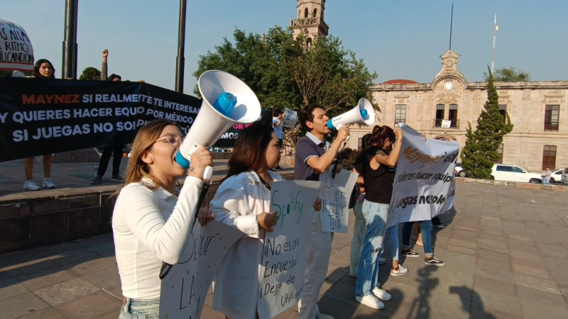 Jóvenes se manifiestan en evento de Máynez , piden decline por Xóchitl 