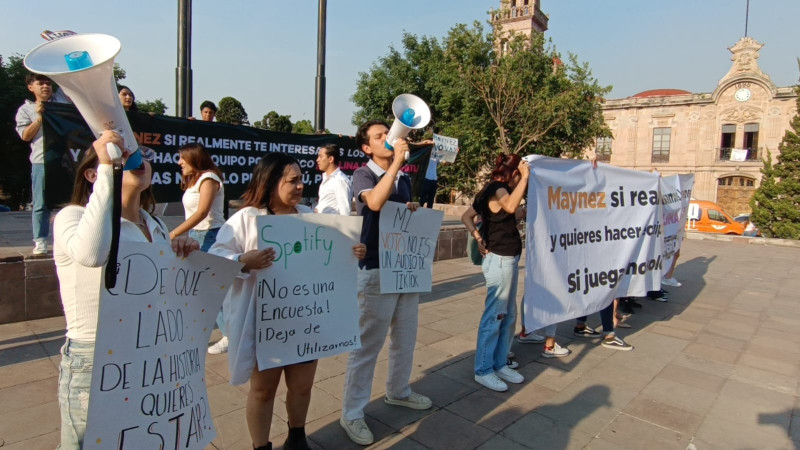 Jóvenes se manifiestan en evento de Máynez , piden decline por Xóchitl 