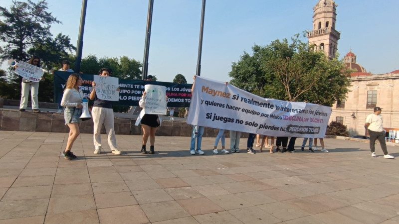 Jóvenes se manifiestan en evento de Máynez , piden decline por Xóchitl 