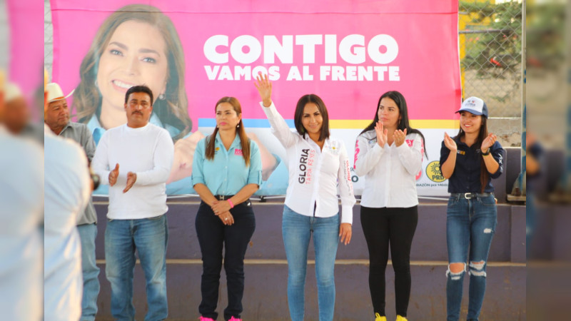 Gloria Tapia cierra filas con las familias del ejido Ocurio de Zitácuaro