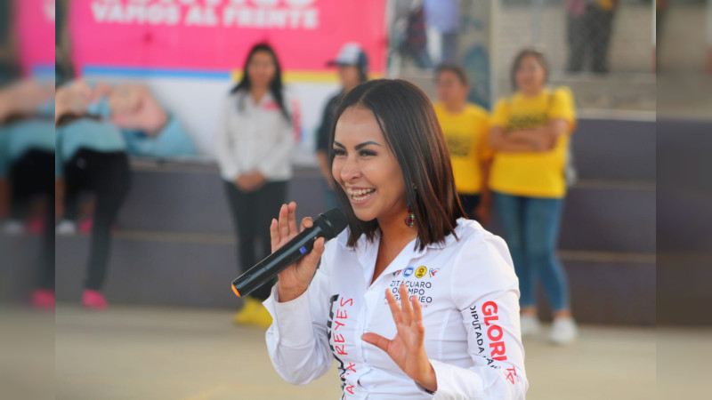 Gloria Tapia cierra filas con las familias del ejido Ocurio de Zitácuaro