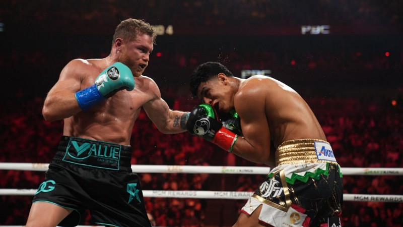 Canelo Álvarez sigue siendo el rey del boxeo mundial; vence a Jaime Munguía 