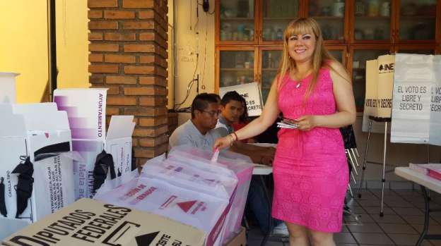 La candidata Lupita Herrera Calderón acudió a emitir su voto 