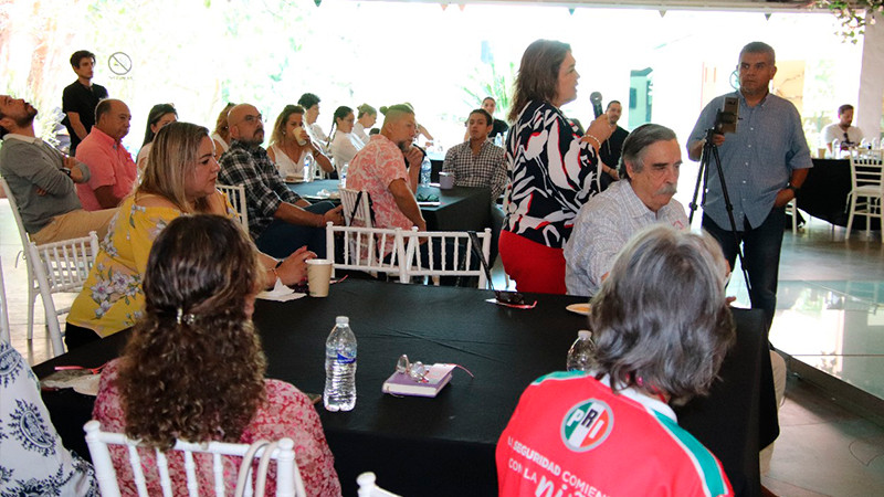 Daniela De Los Santos Torres Refuerza Vínculos con la Sociedad Civil 