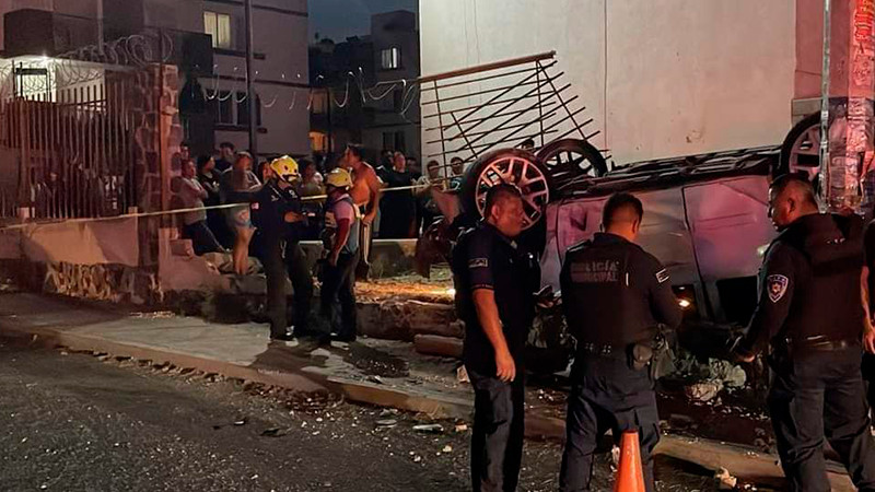 Vuelca camioneta en Eduardo Loarca Querétaro 